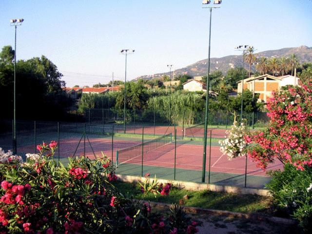 Villaggio Hotel Club Calanovellamare Пирайно Екстериор снимка