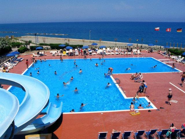 Villaggio Hotel Club Calanovellamare Пирайно Екстериор снимка